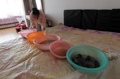 西昌楼上漏水，住户失联，小区没物管，业主维权难！律师来支招……